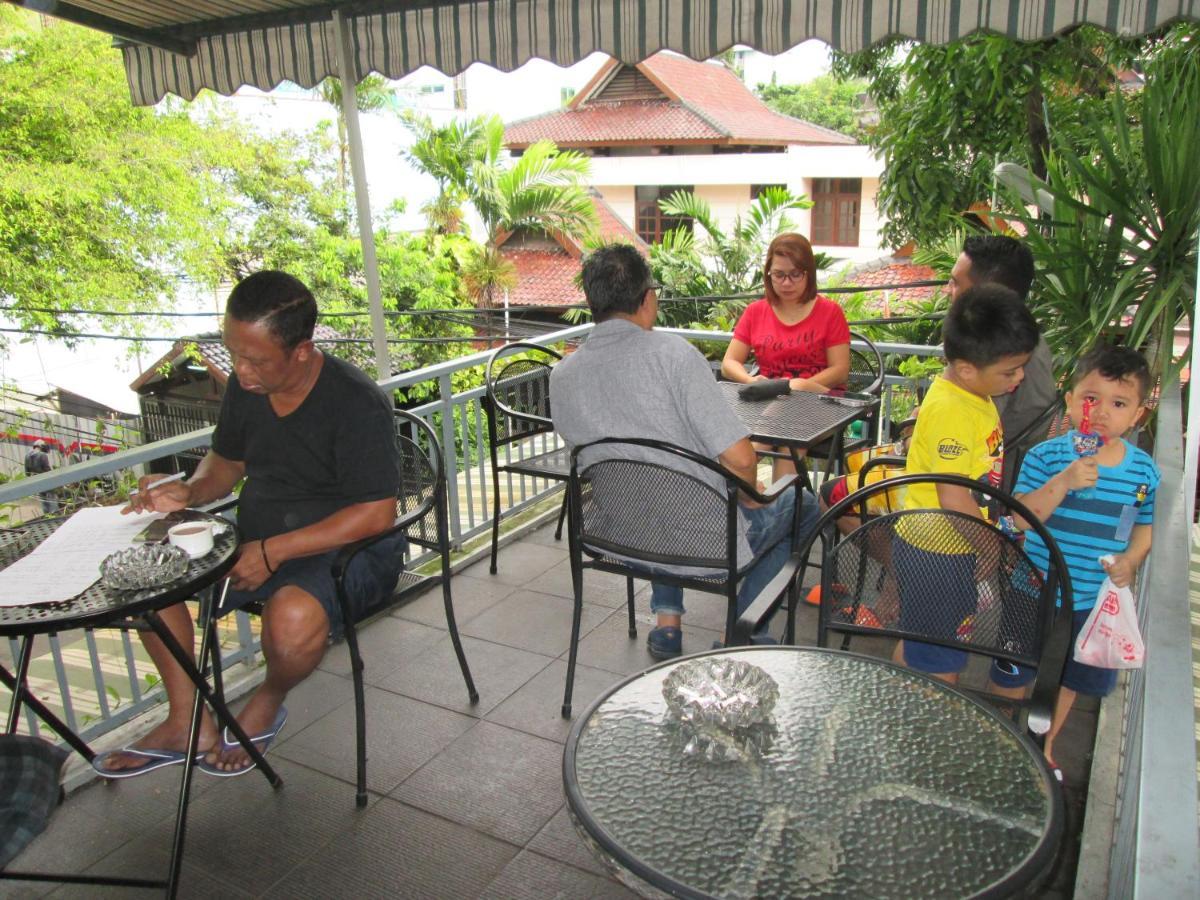 Bamboo Inn Hotel & Cafe Jakarta Exterior foto