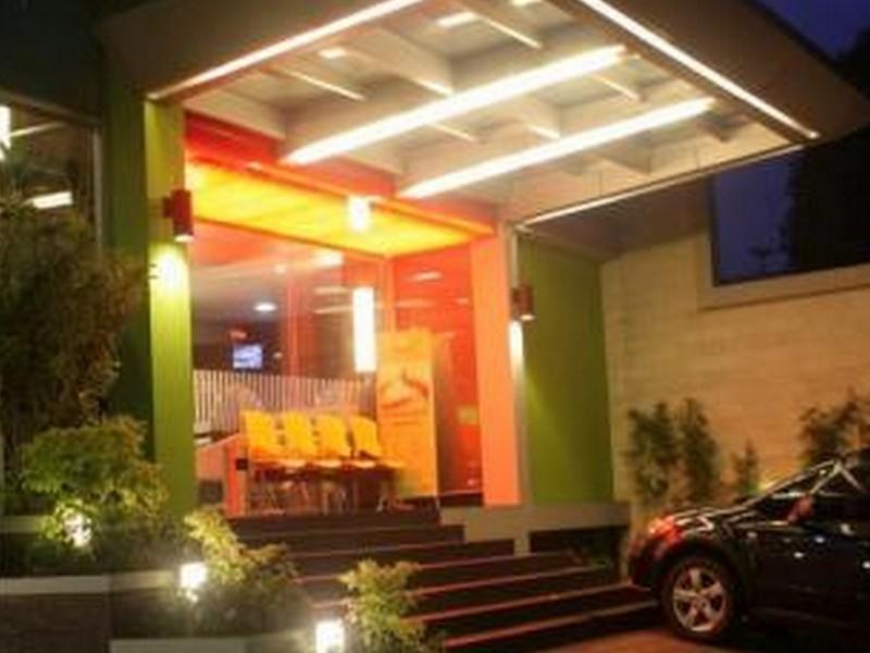 Bamboo Inn Hotel & Cafe Jakarta Exterior foto