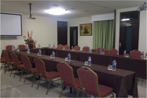 Bamboo Inn Hotel & Cafe Jakarta Exterior foto
